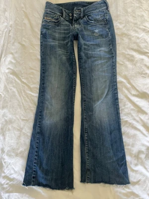 Snygga jeans  - Diesel jeans säljer pga att dom är försmå!                 Midjemått platt över - 36cm inerbenslängd - 77cm                   Pris kan diskuteras!🥰