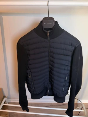 Moncler cardigan (black label)  - Moncler cardigan (black label) sparsamt använd) självklart äkta och köpt från von greven closet kvitto och allt finns) skick 8/10) hör av dig vid mer frågor) storlek M 