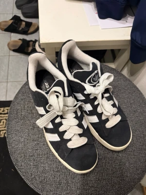 Svarta adidas campus  - Dessa par Adidas campus 00 i svart dem är använda men fortfarande i god skick. Används inte längre och dem är riktiga men skorna kommer bara med!