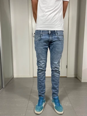 Replay Anbass Jeans - Säljer nu dessa Replay Anbass Jeans, W29 o L30 med mått ca 37 o 100 cm. skriv för fler bilder/frågor🙌🏼