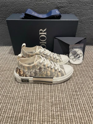 Dior skor  - Hej, säljer nu dessa svin snygga dior skor. Skorna är i ny skick!  Begränsat antal boxar och dustbag. Hör av dig vid frågor.
