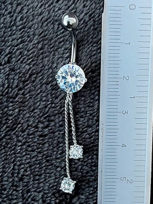 NY oanvänd Navelpiercing med hänge | Kirurgiskt stål | Kedjor och vita stenar  - 💕30% Bundle-rabatt vid köp av minst 2 artiklar. ⭐️NY oanvänd piercing i kirurgiskt stål; rostfritt och säkert för läkta piercingar.                               📏MÅTT ⭕️Stavens längd: 10mm ⭕️Stavens tjocklek: 1,6mm ⭕️Smyckets totala längd: 50mm                                                                         🤍Färger: Silver och vit                                                            💌Skickas spårbart via Plick SafePay.