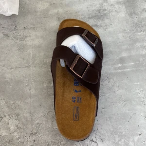 Birkenstocks - Ett par riktigt feta birkenstocks, perfekta att ha nu till sommaren, aldrig använda. Frågor? Hojta till!