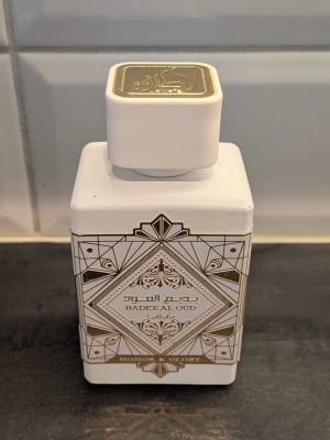 Lattafa Bade'e Al Oud Honor  - Frisk fräsch parfym från Lattafa med toppnoter av bland annat ananas. Inte testat? Det måste du! Ca 80% använt ingen box. 