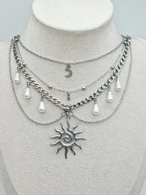 🌙 Boho Sol & Måne Halsband i Rostfritt Stål - Elegant flerradigt halsband i rostfritt stål med sol-, måne- och pärldetaljer. Trendig boho-design som passar både till vardag och fest. 📏 Längd: 40–45 cm (justerbar) ✨ Material: Rostfritt stål 🌙 Färg: Silverfärgad 💧 Tål vardaglig användning och missfärgas inte lätt.