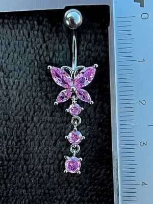 NY oanvänd Navelpiercing med hänge | Kirurgiskt stål | Fjäril och rosa stenar  - 💕30% Bundle-rabatt vid köp av minst 2 artiklar. ⭐️NY oanvänd piercing i kirurgiskt stål; rostfritt och säkert för läkta piercingar.                               📏MÅTT ⭕️Stavens längd: 10mm ⭕️Stavens tjocklek: 1,6mm ⭕️Smyckets totala längd: 40mm                                                                         🤍Färger: Silver och rosa                                                            💌Skickas spårbart via Plick SafePay.