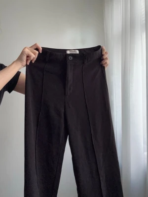 Svarta kostymbyxor - raka kostymbyxor från pull&bear