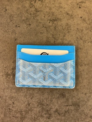 Blå kortfodral från Goy4rd - Goy4rd plånbok bra skick kort och grön box tillkommer! 🙂 pris 150kr