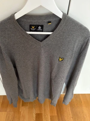 Grå tröja från Lyle & Scott - En schysst tröja ifrån Lyle &Scott i grå färg, Storlek L men hade kunnat passa M också.pris är förhandlingsbart så bara att buda på.