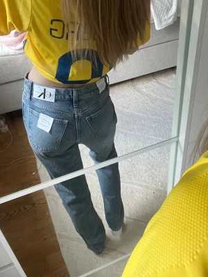 Blå högmidjade jeans från Calvin Klein - Aldrig använda! Jag är ca 170💓
