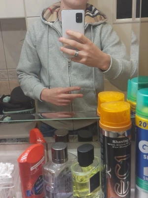 Grå zip hoodie med huva burrbery  - Snygg grå zip hoodie med huva och dragsnören. Insidan av huvan har ett beige och röd-randigt mönster som ger en extra detalj. Perfekt för en chill och avslappnad stil. Klassisk passform och ribbade muddar vid ärmar och nederkant.liten i storlek L MEN passar mer s ka funka på M ny pris cirka 6000kr