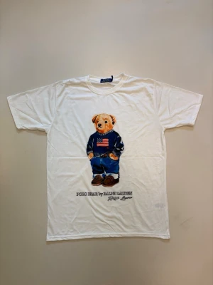Vit Ralph lauren T-shirt - Vit Ralph Lauren Polo bear T-shirt // 10/10 skick aldrig använda // storlek S // mått, längd 64cm, Axelbredd 39cm // Skriv vid minsta fråga eller fundering🤝