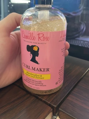 Camille Rose Curl Maker hårgelé - Camille Rose Curl Maker är en genomskinlig hårgelé med marshmallow- och agaveextrakt.  Perfekt för att definiera lockar och ge håret glans och stadga.