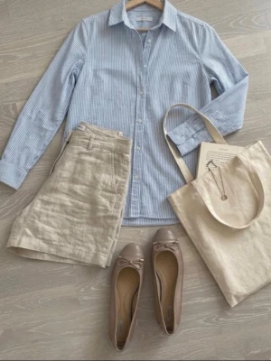 Ballerina skor (beige/taupe) - Klassiska och  bekväma ballerinaskor från kvalitetsmärket Geox. De är i en jättefin och mångsidig taupe/beige färg som passar till allt. Tillverkade i mjukt, perforerat material som låter fötterna andas (Geox Respira-teknologi), helt perfekta för vår och sommar! Söt rosett på tån som ger en feminin touch. Sparsamt använda och i mycket gott skick. 