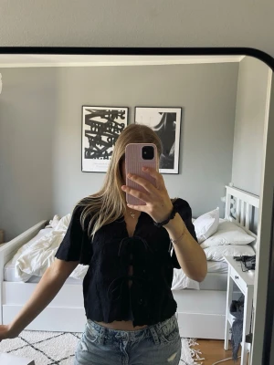 Svart kortärmad knytblus - Säljer en svart somrig blus ifrån Gina Tricot med korta ärmar och knytning framtill 🤍