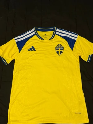 Sverige matchtröja Adidas gul/blå - Ny tröja. Passar nt darför jag säljer.