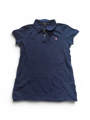 Marinblå pikétröja från Polo Ralph Lauren - Marinblå Ralph Lauren piké  Tidigare en klänning men sydd till en tröja istället.   Storlek: M  Gott skick (7/10)  📐Mått:  Axelbredd: 45cm Längd: 61 cm  DM vid funderingar💕 Pris ej hugget i sten, kom gärna med bud.  Upp till 20% på bundles, kolla gärna in mina andra artiklar. 