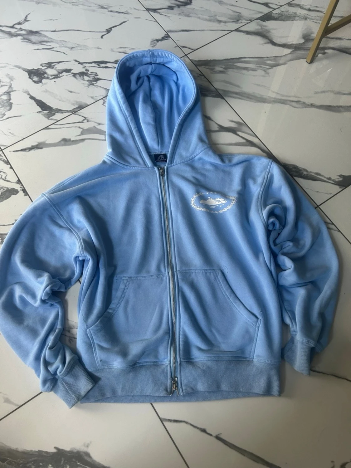 Ljusblå zip hoodie med broderad logga