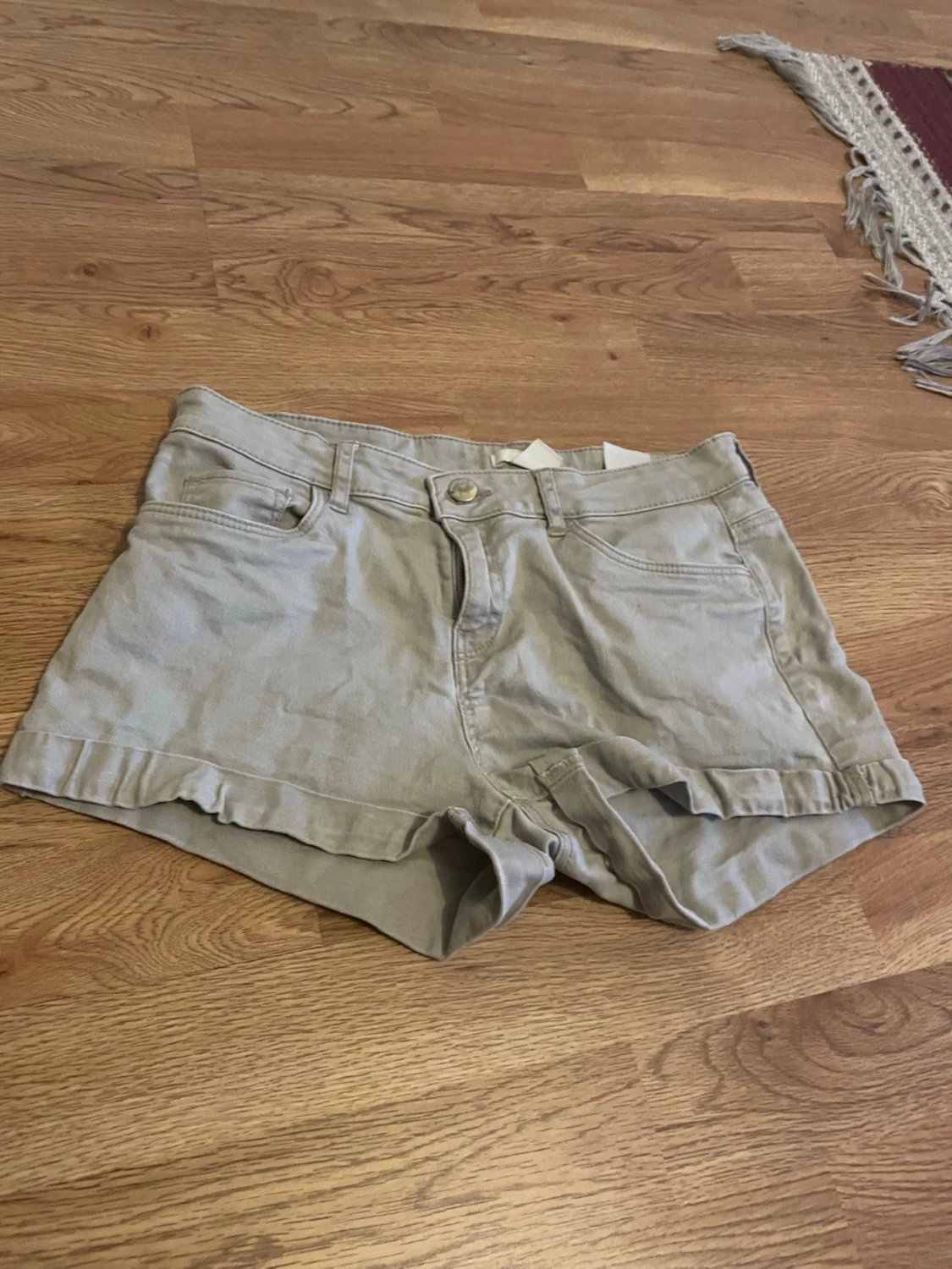Beige shorts med fickor