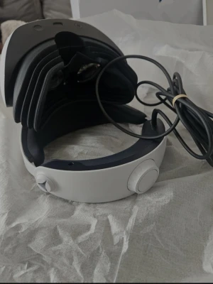 PlayStation VR2 headset från Sony -  Säljer mitt PlayStation VR2 då sonen hellre önskar ett Meta Quest och headsetet därför inte kommer till användning. Headsetet köptes som present och är i nyskick. Förpackningen har endast öppnats för att titta på innehållet, men VR2:an har aldrig använts. Produkten är i praktiken i nyskick utan repor, märken eller slitage. Kvitto finns och lämnas med vid köp, vilket gäller för garanti.