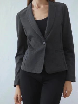 Anna Field grå kavaj  - Köpte en Anna Field kavaj på Zalando i storlek XS men passar även som S.          Det stod att det va typ second hand men det verkade va som ny. Jag säljer eftersom den var för kort för min smak. Skriv priv om ni har några frågor. 💖 Nypris 500-600 kr enligt ChatGPT. 😊