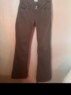 Bruna jeans från Nelly - Snygga bruna bootcut jeans från Nelly. Jeansen har dekorativa sömmar på bakfickorna och är tillverkade i ett mjukt bomullsmaterial med lite stretch för extra komfort. Super snygga men lite för stora för mig. Användt dom 1 gång🤎