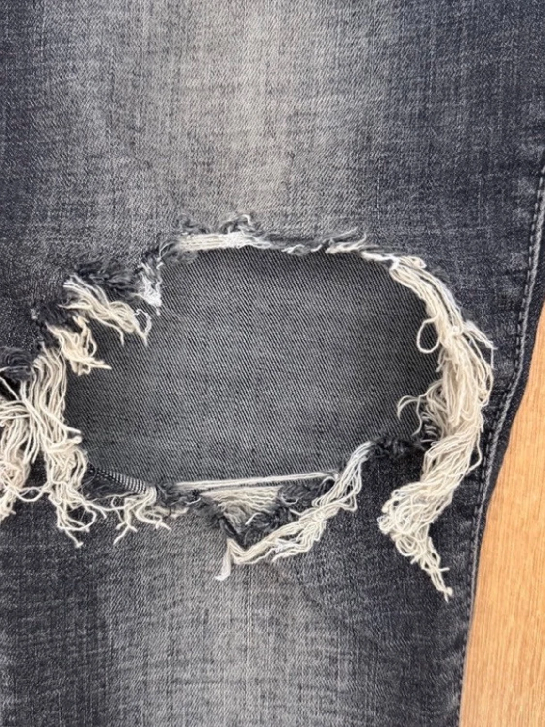 Säljer ett par MNML Ripped Stretch Jeans Grey – Size W32 - 2