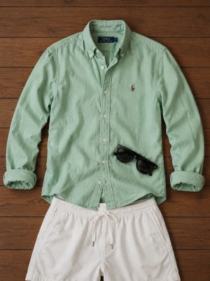 Mintgrön skjorta från Polo Ralph Lauren - Snygg mintgrön skjorta från Polo Ralph Lauren med klassisk button-down krage och broderad logga på bröstet. Skjortan har långa ärmar, vita knappar och är tillverkad i ett mjukt bomullstyg. Perfekt för en fräsch och stilren look.