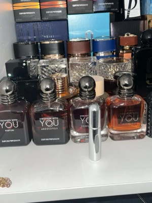 1-5 Ml valfri parfym - Hej säljer från 1 till 5 ml valfri parfym, ni kan se sista bilden och välja vilken parfym ni vill att jag ska lägga i den där travel size mini parfymen och skick till er:) och ni får självklart välja från 1-5 ml