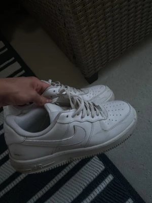 Vita Nike Air Force 1 sneakers - Klassiska vita Nike Air Force 1 sneakers. Använt ett tag men funkar fortfarande, inget fel på skorna, går att rengöra dem lite