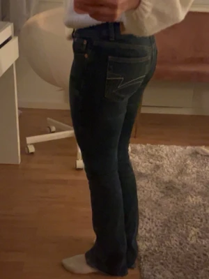 Mörkblå bootcut jeans från junkyard - Säljer ett par mörkblå bootcut jeans från junkyard. Dem är använda väldigt få gånger.   Nypris är 600.  Ni får gärna lägga bud så kan vi diskutera pris!