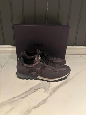 Prada sneakers  - Prada trainers i grymt skick i storlek 42. Hör av dig för fler bilder eller funderingar!