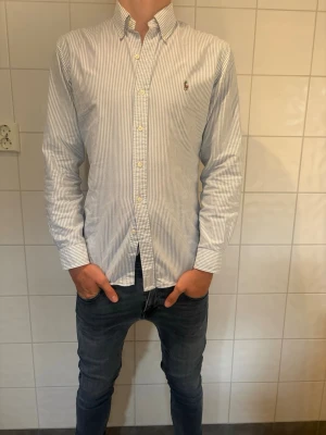Ralph lauren skjorta - Säljer nu en snygg sommrig Ralph lauren skjort, mycket fint skick. Jag på bilden är 185cm lång. Hör av er vid frågor eller funderingar!🥂