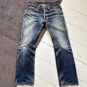 Early Iron Heart 21oz Jeans IH-461 Bootcut - Iron Heart jeans med sjuka fades. | W29 L34. | Längd 99cm, midja 37cm.   Väldigt fint skick, förutom en slitning på ena knäet (tråden finns kvar så man ser ej igenom liksom), och så finns några andra små slitningar som naturligt kommit fram under användning.   Skicka ett dm vid minsta fundering. 