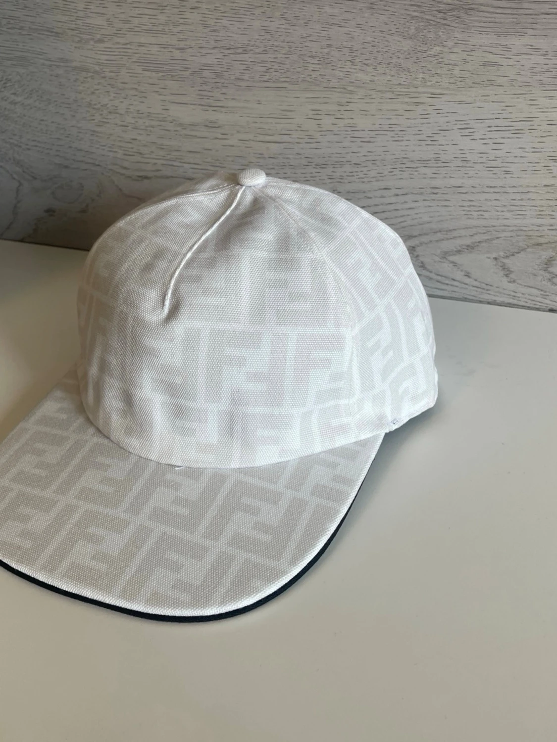 Vit keps med Fendi-logga