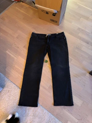 Svarta raka jeans från Stay XL - Snygga svarta jeans från Stay i rak modell. Klassisk femficksdesign med knapp och dragkedja framtill. Jeansen är tillverkade i ett mjukt denimtyg som passar perfekt till en avslappnad stil. Aldrig använd 