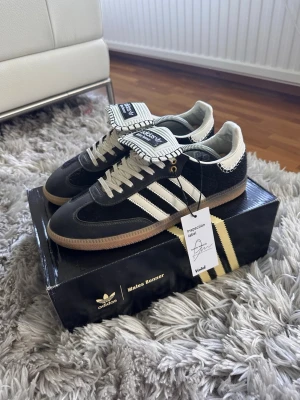 Adidas Wales bonner - Tjena, säljer mina feta Wales bonner i storlek 43. Sitter true to size. Köptes på vinted. Box och skorna medföljer. Hör av er vid frågor! Tveka inte på prisförslag!✌️