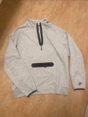 Nike tech zip  - Säljer denna för att den inte passa mig, helt nytt skick. 