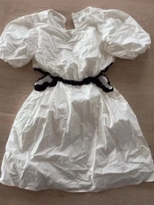 Vit klänning med puff ärmar  - Säljer min suuuper snygga puff klänning med puff ärmar och cut-out detaljer från Zara i storlek s , aldrig använd därav i nyskick ☺️ tryck gärna på köp nu 