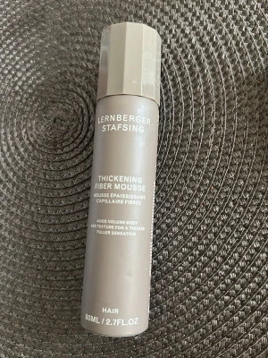 Lernberger Stafsing Thickening Fiber Mousse - Volymgivande hårmousse från Lernberger Stafsing som ger fyllighet och textur till håret. Passar för alla hårtyper och innehåller vårdande ingredienser för ett tjockare och fylligare resultat. Köpt för 115kr. Har använt den bara en gång. 