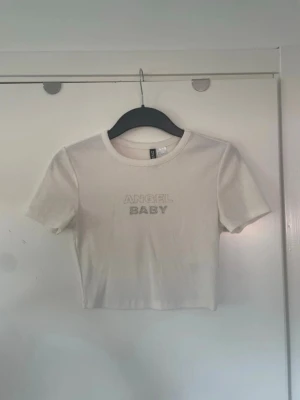cropped tröja - glittrig text, lite genomskinlig men inte tydligt