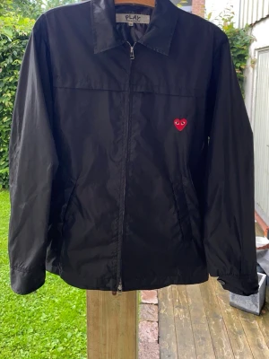 Comme des Garçons jacka  - Svart vindjacka från Comme des Garçons. Står XL men skulle säga att den sitter som en S/M. Hör av dig om du har några frågor!