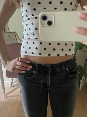 Grå low bootcut jeans från 157 - Säljer ett par gråa jeans från 157 med low bootcut-modell. Jeansen har klassisk femficksdesign, låg midja. Skriv gärna vid frågor💞