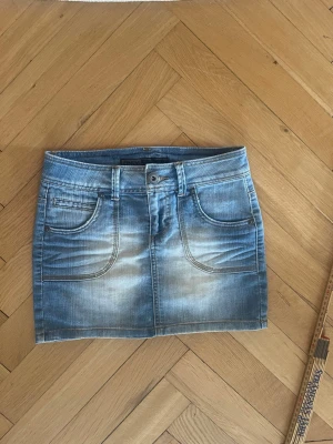 Lågmidjad jeanskjol! - Super fin jeanskjol med coola fickor. Perfekt till sommaren! Inga defekter, midjemåttet - 35,5 cm + lite stretch, längd fram - 30cm 💕💕
