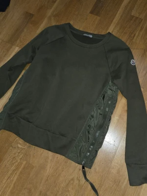 Snygg tröja från moncler S/XS - Mörkgrön i fint skick, orginal såklart. Passar xs/s