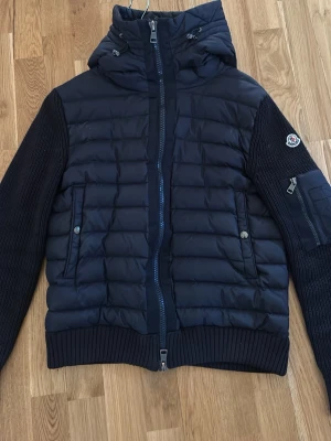 Moncler Cardigan Mörkblå - Mörkblå moncler cardigan, nfc funkar. Väldigt bra kvalite. Storlek S, längd: ca 60 cm. Armhåla till armhåla: ca 53 cm. 