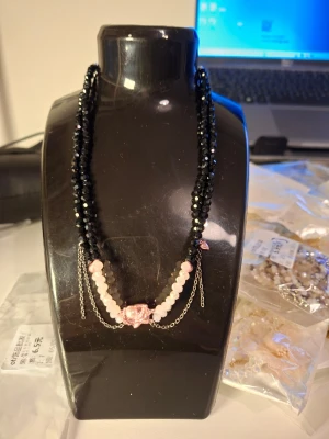 Halsband med svarta och vita pärlor - Överge samlingen, utförsäljning till låga priser