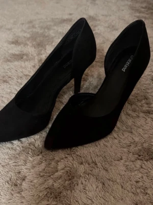 Klackar - Ett par supersnygga svarta klackar. Endast använda en gång. Klackhöjd 8cm