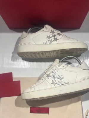 Valentino skor - Hej! Säljer nu mina skor från märket Valentino, storlek 37 bra skick, allt på bilden ingår. Tveka inte på att höra av dig om du har frågor eller funderingar kring skorna! 