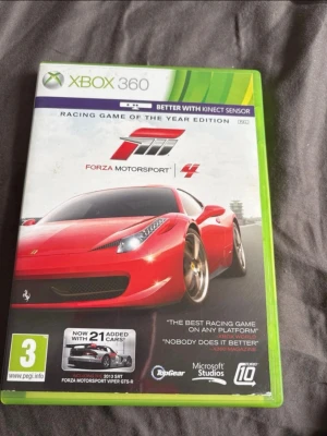 Forza Motorsport 4 till Xbox 360 - Forza Motorsport 4 till Xbox 360 är ett racingspel med snygg grafik och realistiska bilar. Omslaget visar en röd Ferrari och spelet stödjer Kinect. Perfekt för dig som gillar bilspel och vill tävla med över 21 extra bilar.